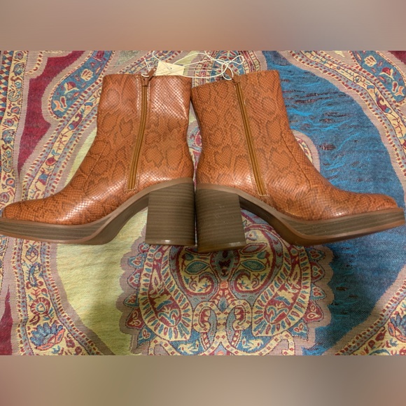 Universal Thread Boots - Picture 5 of 13